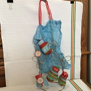 NWT Two’s Company All decked out on the go tote with key chain and toggle